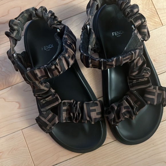 FENDI BUNDLE A Bag and Sandals Size 8.5 - Picture 4 of 9